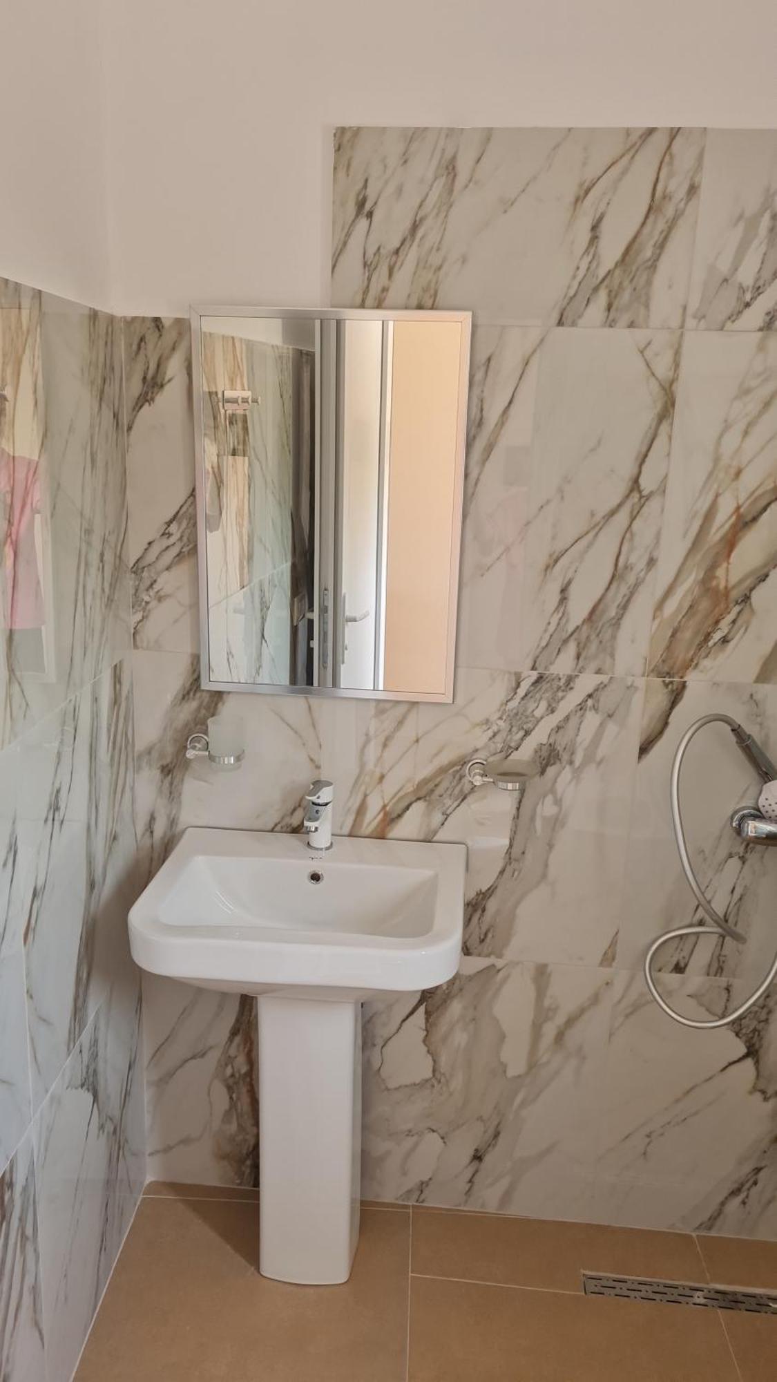 Sol Apartments Gjiri Lalzit Дуррес Экстерьер фото
